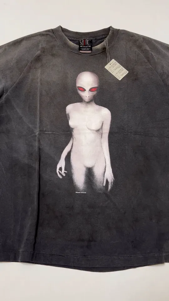 SAINT Mxxxxxx SS TEE/ALIEN/BLK Dark Alien Retro Distressed Short Sleeves Washed Black S-XL SAINT Mxxxxxx continues this year's gothic dark style Ultra-difficult alien printing technology Absolutely top-notch Professional water washing plant jointly owned by Hong Kong businessmen Ultra-high standard restoration ZP Correct collar label/wash water label/cherub label The difference is based on pictures and goods